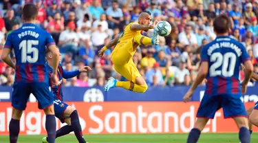 Gelandang Barcelona, Arturo Vidal (tengah) mengontrol bola saat bertanding melawan Levante pada pertandingan La Liga Spanyol di stadion Ciutat de Valencia di Valencia pada 2 November 2019. Vidal resmi meninggalkan Barcelona dan pindah ke Inter Milan. (AFP/Jose Jordan)