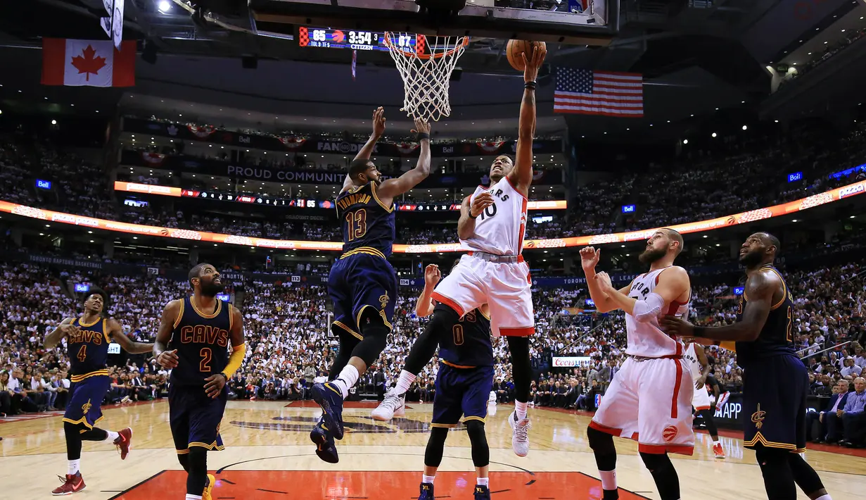 Pebasket Toronto Raptors, DeMar DeRozan, berusaha memasukan bola pada laga Gim 3 semifinal Wilayah Timur di Air Canada Centre, Jumat (5/5/2017). Cleveland Cavaliers menang 115-94. (AFP/Vaughn Ridley)