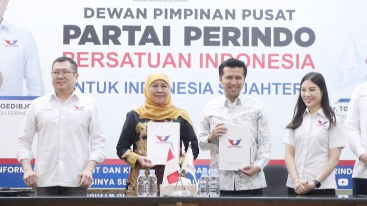 Ketua Umum Partai Perindo, Hary Tanoesoedibjo dan Waketum Partai Perindo Angela Tanoesoedibjo menyerahkan surat dukungan kepada Khofifah Indar Parawansa dan Emil Dardak sebagai bakal cagub-cawagub Jawa Timur (Jatim) di Kantor DPP Perindo Jakarta, Rabu (22