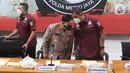 Kabid Humas Polda Metro Jaya Kombes Pol E Zulpan bersama Dirnarkoba Polda Metro Jaya Kombes Mukti Juharsa saat rilis pengungkapan jaringan narkoba internasional di Jakarta, Kamis (9/12/2021). Pengungkapan dilakukan Ditnarkoba Polda Metro Jaya bersama Ditjen Bea Cukai. (Liputan6.com/Herman Zakharia)