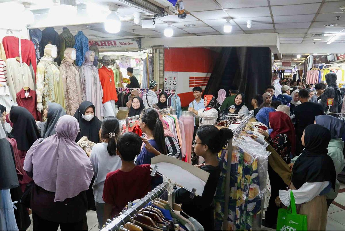 FOTO:   Hampir Sepekan Jelang Lebaran, Warga Memadati Pasar Tanah Abang