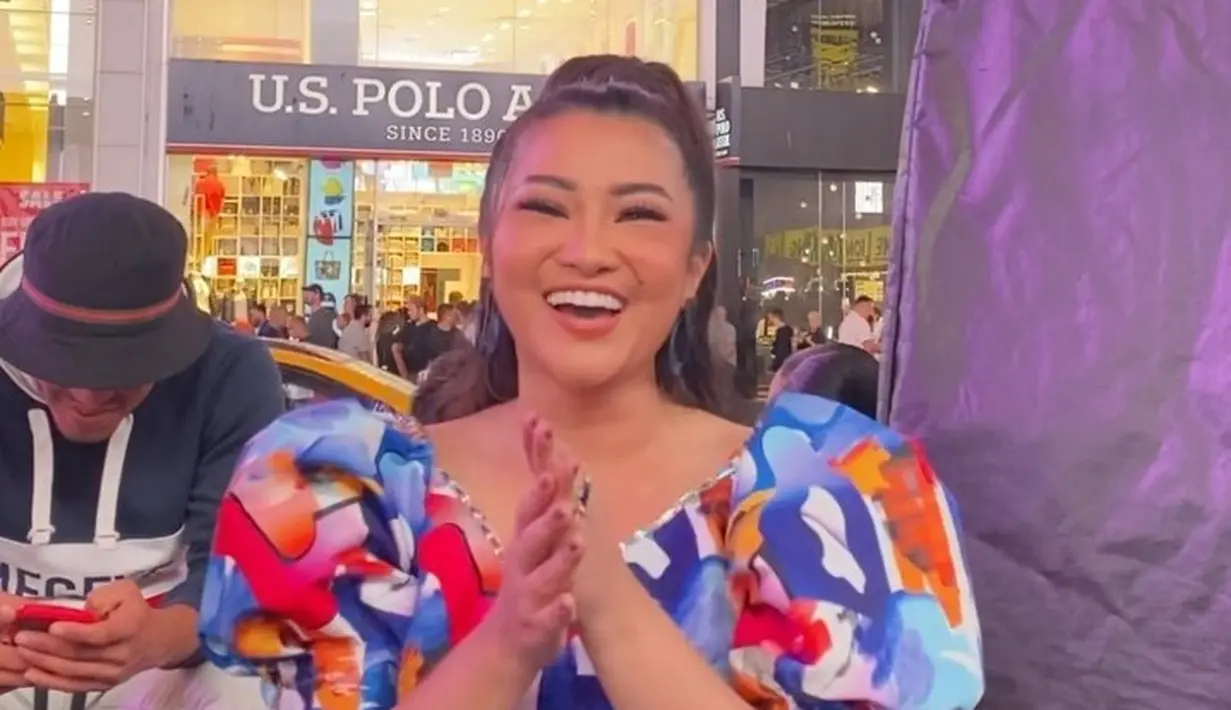 Di pusat bisnis jantung kota New York, Fitri Carlina menghibur banyak penonton yang berasal dari beragam kalangan melalui kemampuannya menyanyi dangdut.(https://www.instagram.com/p/CiVF0oRg1GR/)