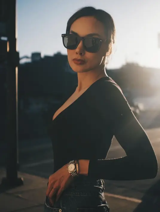 Mengikuti tur seram bersama Demian dan tim Diary Misteri, istri Demian Aditya itu juga membagikan potret sambil bergaya OOTD. [Instagram/sarawijayanto]