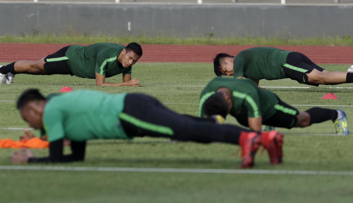 Pemain Timnas Indonesia U-22, Andi Setyo, saat latihan di Stadion Madya, Senayan, Jakarta, Senin (4/3). Latihan tersebut untuk persiapan kualifikasi Piala AFC U-23. (Bola.com/M Iqbal Ichsan)