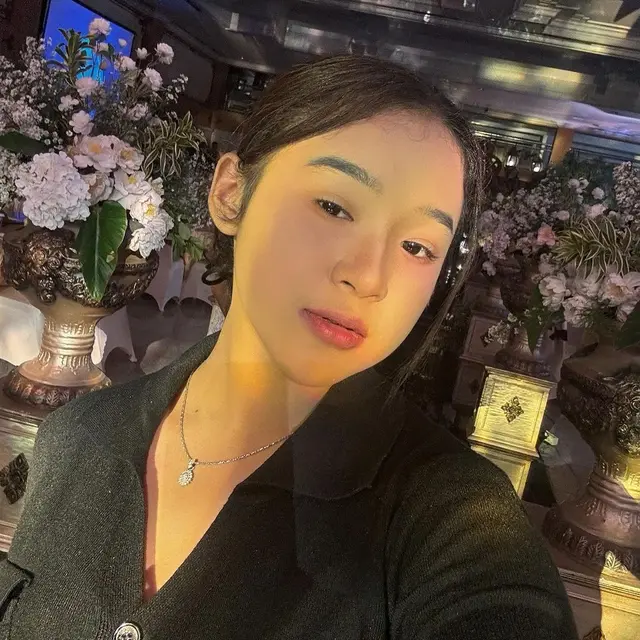 Potret Niken Salindry yang hobi selfie pose close up (credit: instagram/niken_salindry_reall)