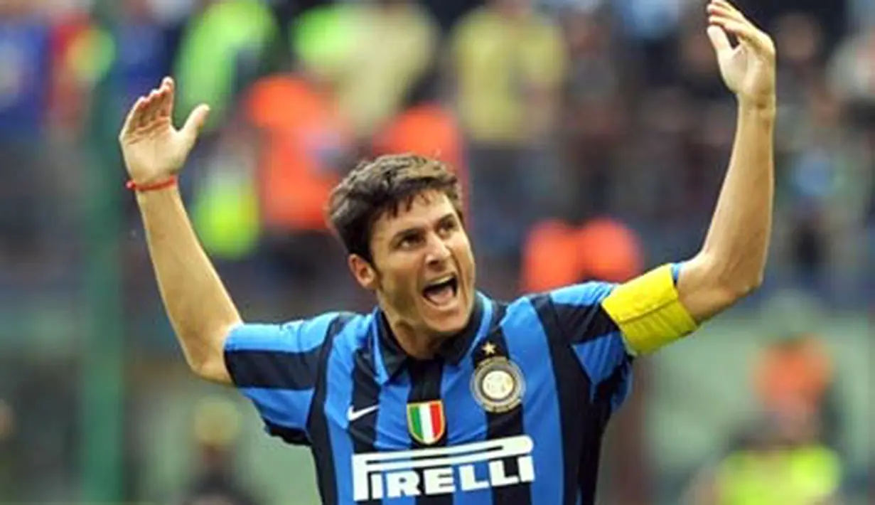 Inter Milan&#039;s captain Javier Zanetti celebrates after the goal of Inter Milan&#039;s midfielder Patrick Vieira during their Serie A football match Inter Milan vs Siena at San Siro Stadium in Milan on May 11, 2008. AFP PHOTO/GIUSEPPE CACACE