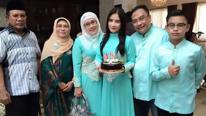 Prilly Latuconsina dan keluarga 