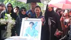 Tangis Indah Kalalo pecah saat mengantar jenazah sang bunda, Rose Suyadi Kalalo, ke TPU Menteng Pulo, Jakarta, Selasa (24/5). Indah Kalalo yang sembari memeluk foto, terlihat sesenggukan menatap peti jenazah ibundanya. (Liputan6.com/Herman Zakharia)