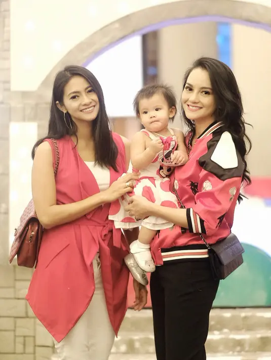 Nuansa warna pink menjadi pilihan Ririn dan Rini dalam berbusananya kali ini. Mengingat Ririn berstatus sebagai single mother, sepertinya Rini pun tak sungkan untuk membantu kakaknya yang mengurus buah hatinya. (Instagram/ririnekawati)