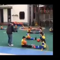 Dilihat dari usianya, anak-anak ini masih tingkatak sekolah taman kanak-kanak. Tapi kemampuan mereka mendribel bola mirip bintang NBA, lho!