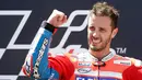 Pembalap Ducati, Andrea Dovizioso merayakan kemenangannya di podium setelah finis pertama pada MotoGP Catalunya di sirkuit Barcelona Catalunya, Minggu (11/6). Ini menjadi gelar juara yang kedua secara beruntun setelah Moto GP Italia. (AP/Manu Fernandez)