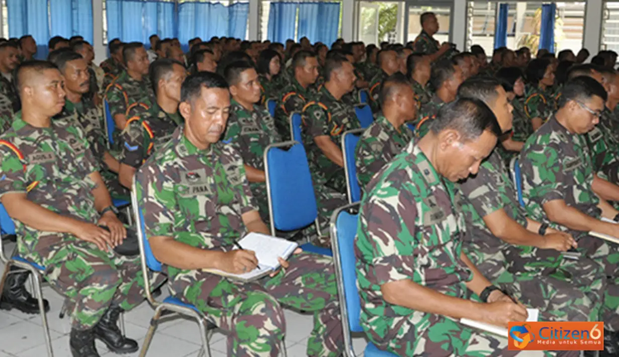 Citizen6, Surabaya: Prajurit Puslatdiksarmil mendengarkan pembekalan Wadan Kobangdikal di Puslatdiksarmil, Kobangdikal, Juanda, Surabaya. (Pengirim: Penkobangdikal). 