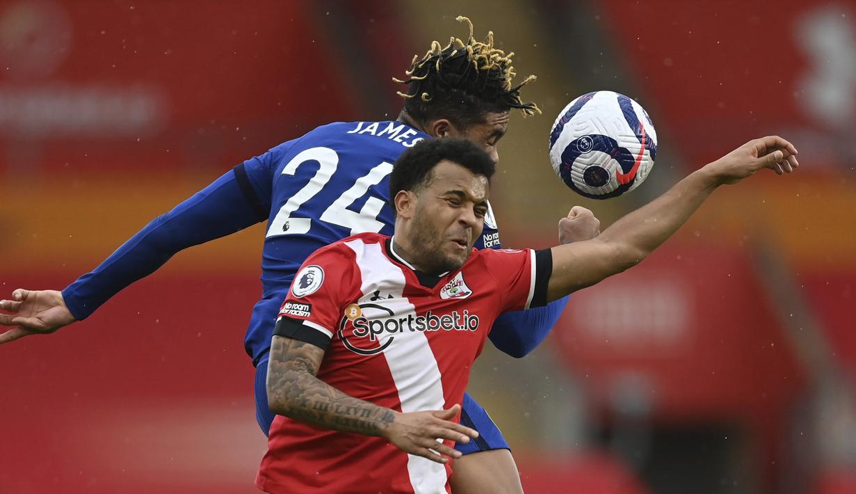 Bek Southampton, Ryan Bertrand (depan) berduel udara dengan bek Chelsea, Reece James dalam laga lanjutan Liga Inggris 2020/21 pekan ke-25 di St. Mary's Stadium, Southampton, Sabtu (20/2/2021). Southampton bermain imbang 1-1 dengan Chelsea. (AP/Neil Hall/Pool)