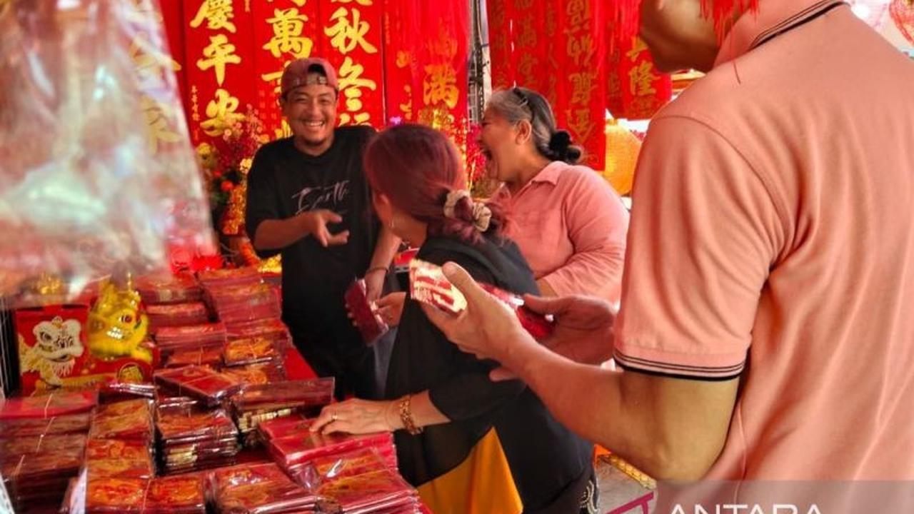 Pernak-Pernik Imlek Glodok: Pusat Perburuan Hiasan Merah Menyala Jelang Tahun Baru China