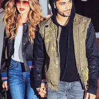 Disebutkan bahwa keduanya terlihat di bilangan New York dengan bergaya punk rock seperti berada di London pada tahun 1960an. Gigi memakai jaket kulit dan dipadukan dengan skinny jeans. (Instagram/gigihadid)