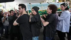 Fachri Albar (kiri) bersama Achmad Albar (dua kanan) dan para kerabat membawa jenazah Faldy Albar untuk disalatkan di Cinere, Depok, Jawa Barat, Kamis (30/8). Faldy Albar merupakan putra ketiga Ahmad Albar. (Liputan6.com/Faizal Fanani)