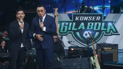 Mantan pemain Persija Jakarta, Bambang Pamungkas (kiri) ikut menjadi host untuk memandu acara Konser Gila Bola 2022 bersama Irfan Hakim, Gilang Dirga, Rendra Soedjono, dan Edwin Setyadinata yang berlangsung di Studio 5 Indosiar, Daan Mogot, Jakarta, Kamis (17/11/2022). (Bola.com/Bagaskara Lazuardi)