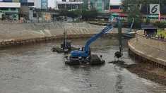 Alat berat mengangkat endapan material lumpur dan sampah di Kali Ciliwung, Jakarta Timur, Kamis (18/10). Pengerukan lumpur dilakukan untuk antisipasi datangnya banjir saat musim hujan. (Merdeka.com/Imam Buhori)