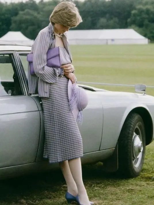 Gaya berpakaian Putri Diana selalu populer dan berdampak secara global. Bahkan banyak yang berusaha mereka ulang penampilannya dan memburu outfitnya. Salah satu rekor tertinggi ialah lelang tiga set pakaian dengan nilai 200.000 pound atau hampir Rp4 M di tahun 2019. (Instagram/princesdianaa).