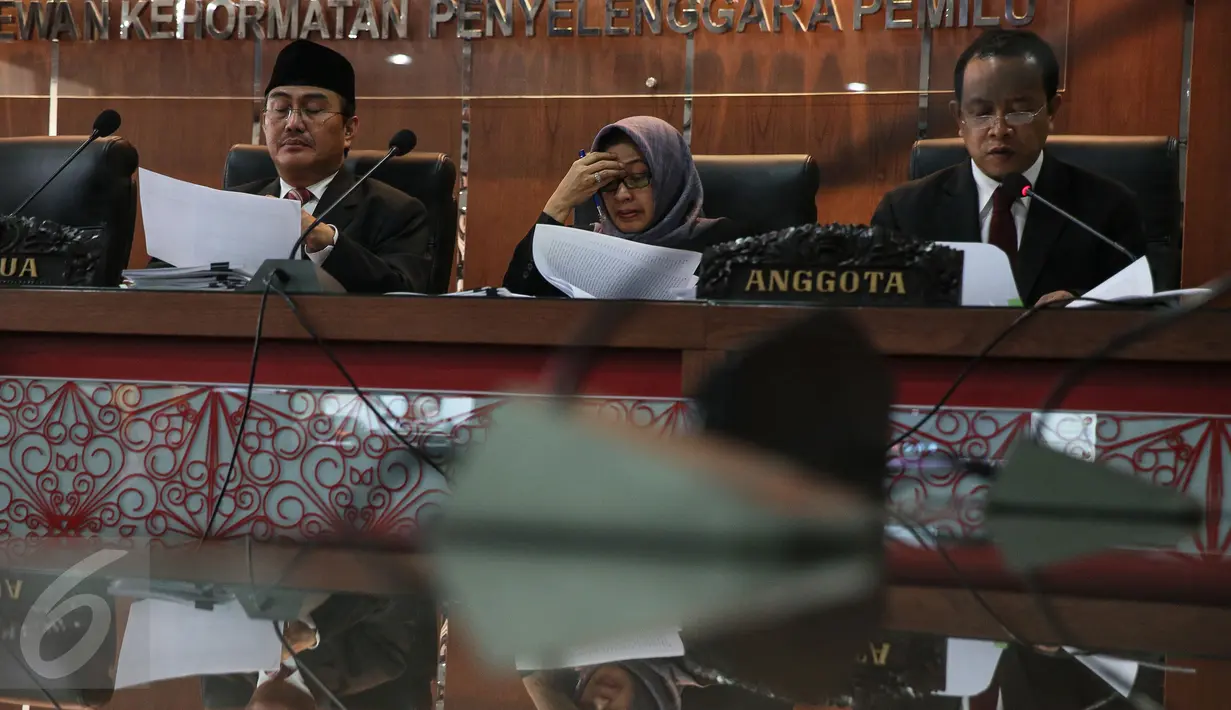 Dewan Kehormatan Penyelenggara Pemilu (DKPP) menggelar sidang terkait pilkada, Jakarta, Rabu (2/12/2015). Sidang tersebut berisi pembacaan dua belas putusan DKPP terkait pilkada. (Liputan6.com/Faizal Fanani)