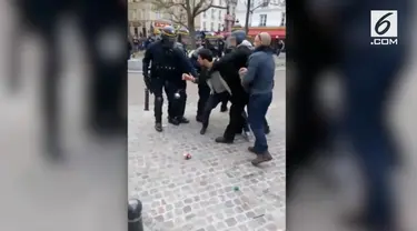 Rekaman video pengawal utama Presiden Prancis Emmanuel Macron memukuli seorang demonstran mahasiswa. Insiden itu terjadi saat  demonstrasi Hari Buruh di Paris.
