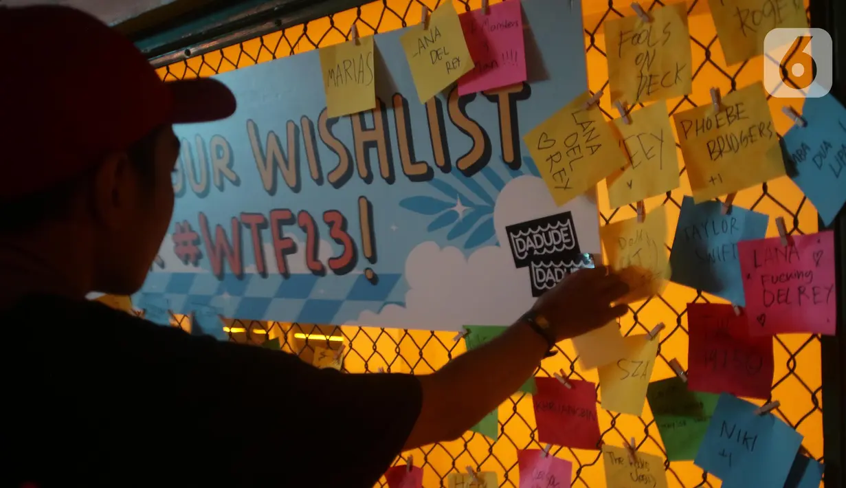Penonton saat menaruh nama grup musik yang diharapkan bisa tampil digelaran We The Fest 2023, GBK Sports Complex Jakarta, Jumat (23/9/2022). (Liputan6.com/Helmi Fithriansyah)