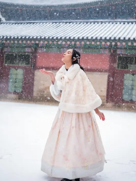 Dari Idol KPop, pesona Lyodra Ginting berubah drastis saat berganti kostum kenakan hanbok [@lyodraofficial]