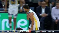 Bintang Golden State Warriors Stephen Curry mengalami cedera bahu saat pertandingan Warriors vs Indiana Pacers. (Dok. NBA)