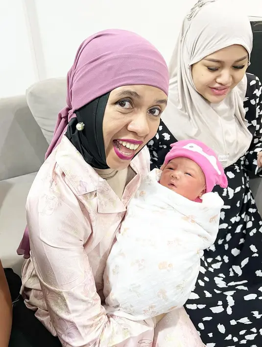 Kebahagiaan juga terlihat jelas di wajah Geni Faruk. Ibunda Atta Halilintar ini pun nampak begitu bergembira akan kelahiran Azura ke dunia. [Foto: Instagram/genifaruk]