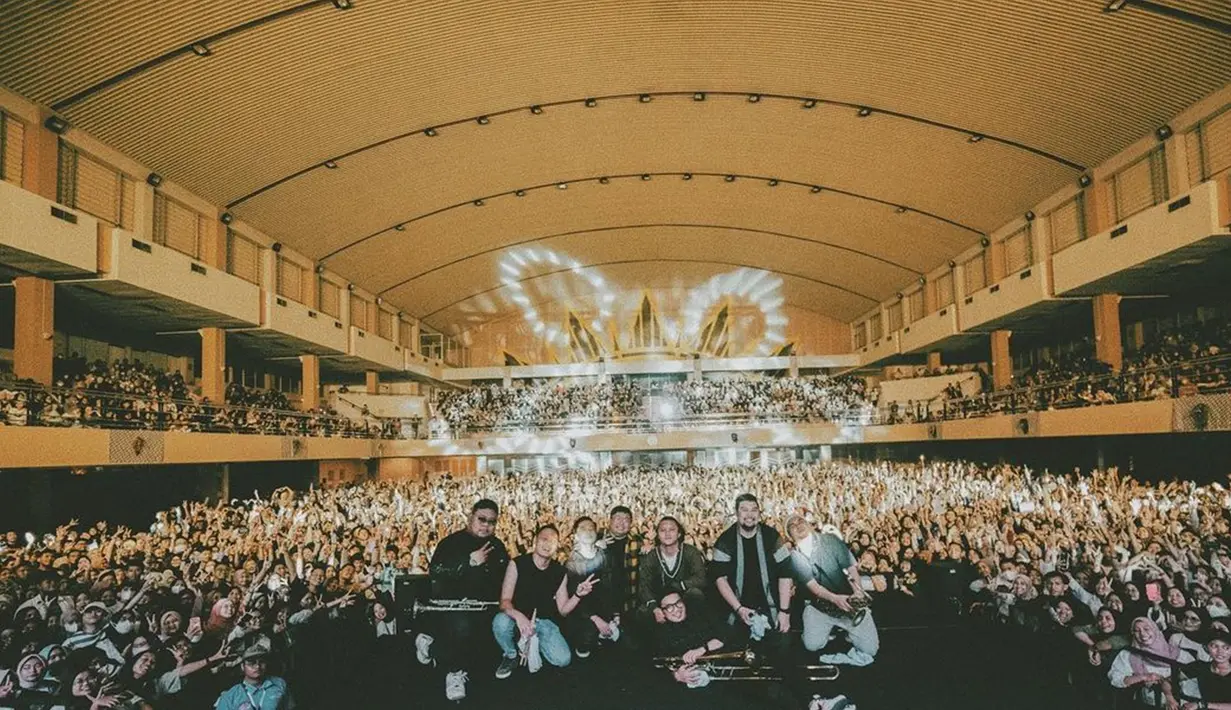 Usai acara berakhir, Rizky Febian foto bareng dengan para penonton. Dukungan dari penonton selama konser Improfest 2022 tentunya bikin suasana makin hidup. Dalam setiap konser, lighting punya peranan yang sangat penting dan disesuaikan dengan tempat berlangsungnya konser. Lighting atau tata cahaya panggung membuat suasana konser Improfest 2022 jadi makin terasa seru. (Liputan6.com/IG/@rizkyfbian)