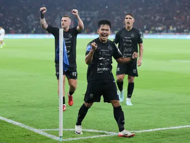 Pemain Persija Jakarta, Witan Sulaeman, merayakan gol Maxwell Souza ke gawang PSIM Yogyakarta dalam laga pekan ke-14 BRI Super League 2025/2026 di Stadion Utama Gelora Bung Karno, Jakarta, Jumat (28/11/2025). (Bola.com/M Iqbal Ichsan)