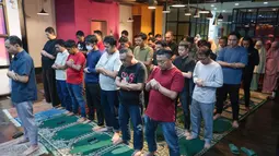 Suasana salat Magrib berjamaah karyawan KLY yang dilanjutkan dengan doa bersama untuk keselamatan lima jurnalis dan tiga kru speedboat yang hilang kontak di perairan Selat Sunda, Kamis (10/9/2026). (KLY/Budy Santoso)