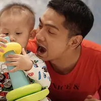 Lebaran identik dengan tradisi mudik. Banyak yang memanfaatkan lebaran untuk berkumpul keluarga besarnya di kampung. Dan ini berlaku untuk siapa saja yang merantau. Lantas gimana dengan Donita yang tidak mudik.(Instagram/donitabhubiy)