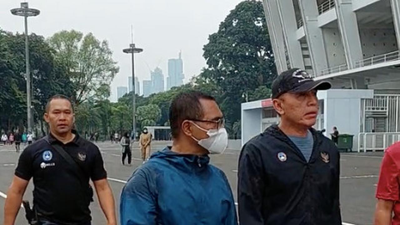 Momen Pensiunan Jenderal Bintang 3 Polri Olahraga di GBK, di Belakangnya Pria Tegap Berpistol Terus Mengikuti