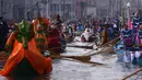 Peserta mendayung perahu menyusuri Grand Canal pada pembukaan karnaval Venesia di Italia, 28 Januari 2018. Karnaval perahu Venisia dengan aneka kostum yang menjadi ciri khasnya terus berlangsung hingga saaat ini. (AFP Photo / FILIPPO MONTEFORTE)