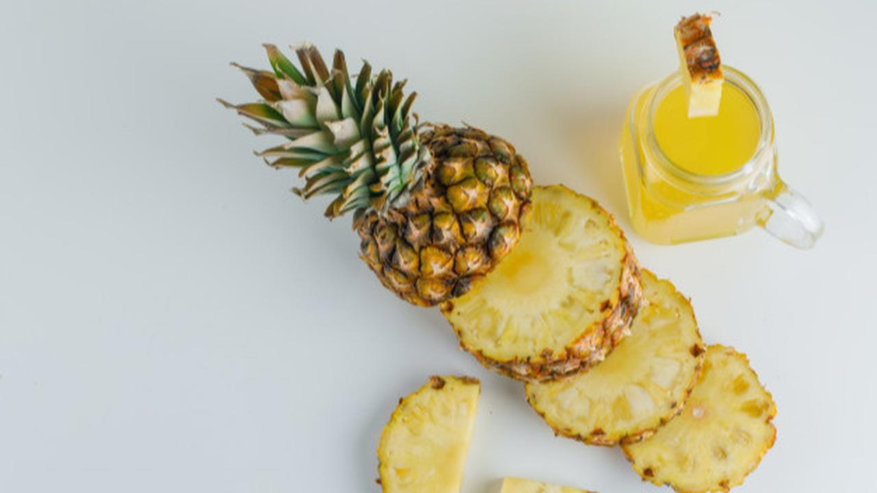 Membalurkan Nanas pada Permukaan Daging