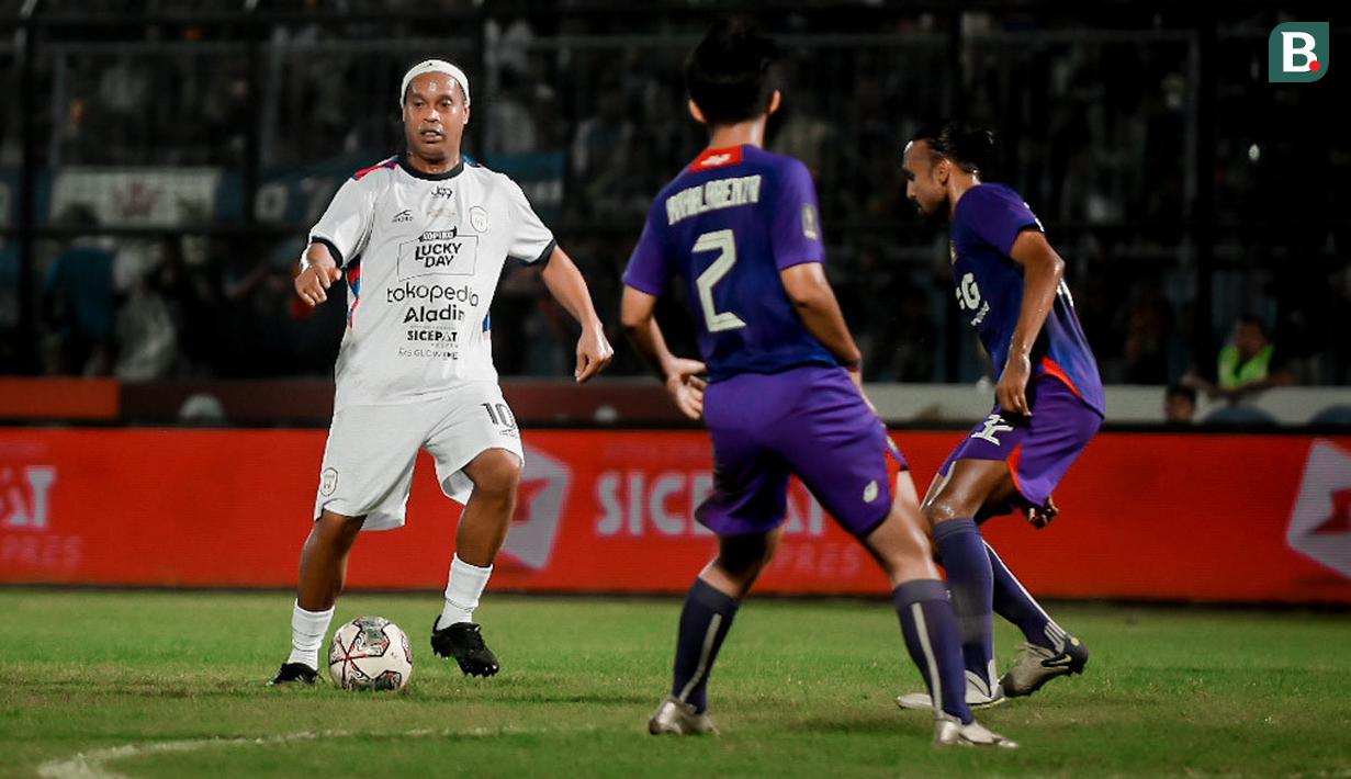 Legenda Timnas Brasil itu sesekali memamerkan gerakan khas tim Samba dan tendangan ciri khasnya sewaktu masih aktif sebagai pesepak bola. (Bola.com/Iwan Setiawan)