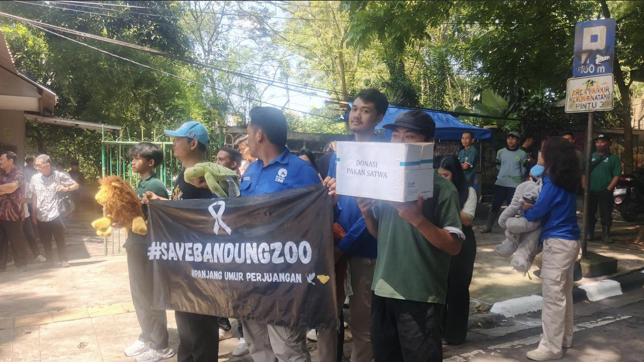 Dana Pakan Satwa dan Operasional Menipis, Karyawan Bandung Zoo Turun ke Jalan Galang Donasi
