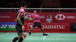 Pebulutangkis tunggal putra Indonesia, Chico Aura Dwi Wardoyo (kanan) terkena backhand smash dari pebulutangkis tunggal putra Indonesia, Jonatan Chirstie pada laga final Indonesia Masters 2023 yang berlangsung di Istora Senayan, Jakarta, Minggu (29/01/2023). Chico kalah dari Jonatan Christie dengan skor 15-21 dan 13-21. (Bola.com/Bagaskara Lazuardi)