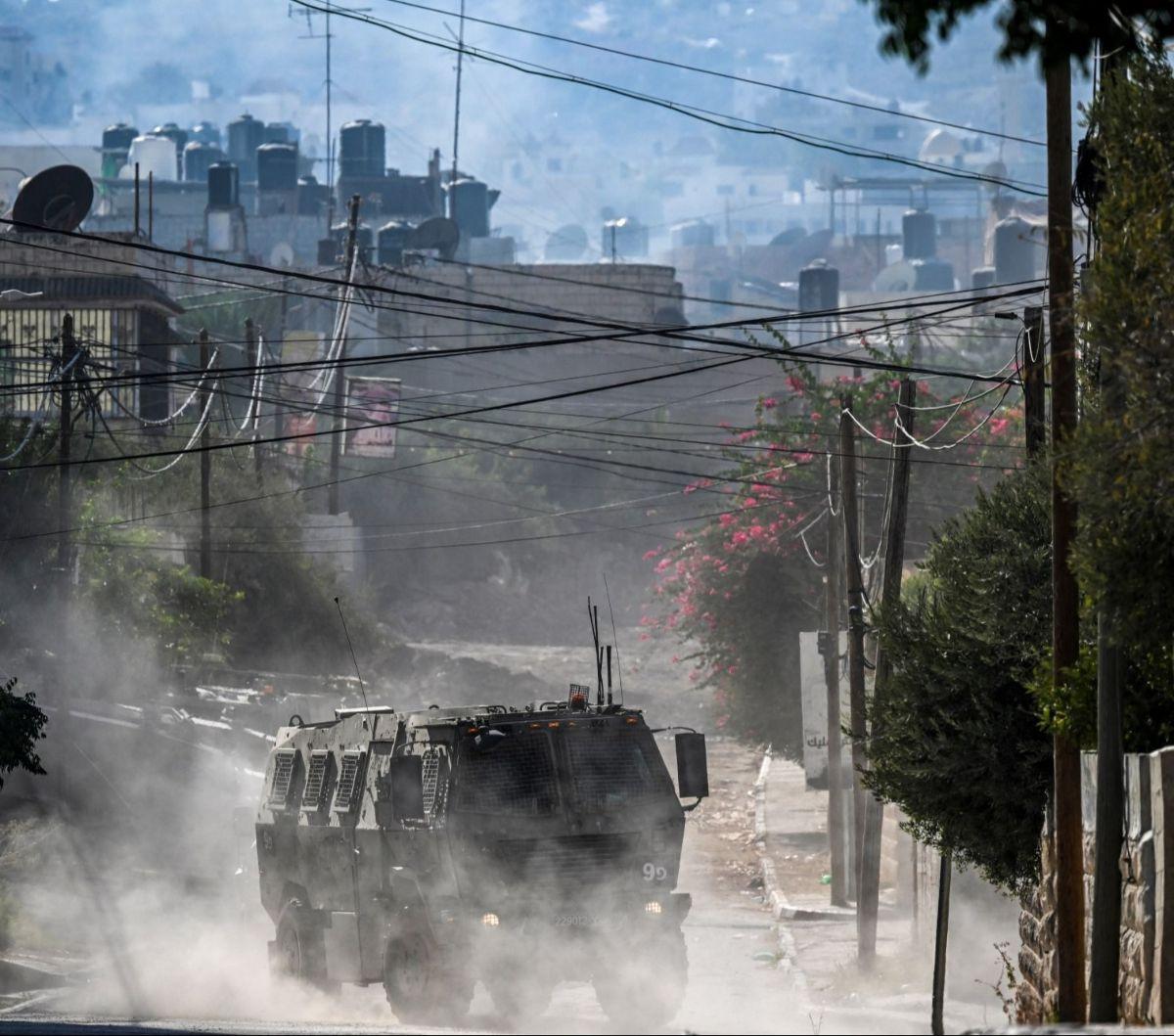 Menurut sumber berita dari Al Mayadeen, pada hari pertama penggerebekan, kendaraan berat seperti buldoser Israel telah menghancurkan banyak infrastruktur kota Jenin. Foto: AFP