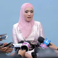 Tiara Dewi resmi menyandang status janda untuk kedua kalinya. Sidang yang digelar di Pengadilan Agama Jakarta Selatan, Rabu (6/9/2017) itu akhirnya memutuskan rumah tangga yang dibangun sejak Januari 2017 ini. (Nurwahyunan/Bintang.com)