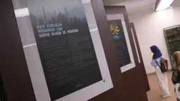 Pengunjung melihat sejumlah informasi tentang dunia Islam yang ada di galeri Islam masjid Al-Azhom, Tangerang, Banten, Jumat (22/4/2022). Banyak warga mengisi waktu senggang mengunjungi galeri tersebut untuk memperkaya wawasan tentang sejarah Islam saat Ramadhan. (Liputan6.com/Angga Yuniar)