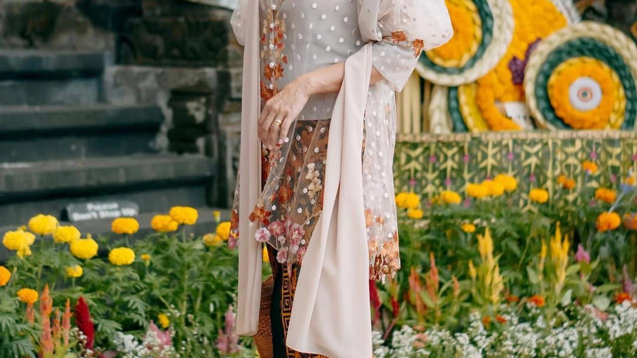 Potret Cantik Happy Salma dengan Gaun Batik Panjang, Wajahnya Awet Muda