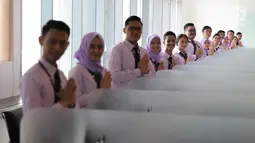 Petugas berfoto di sela pembukaan Japan Visa Application Centre di Jakarta, Jumat (8/9). Diharapkan JVAC dapat meningkatkan pelayanan dan keamanan aplikasi visa, dengan mengurangi kepadatan dan mempersingkat waktu tunggu. (Liputan6.com/Faizal Fanani) 