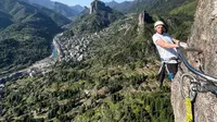 Seorang turis sedang panjat tebing di Gunung Yandang, salah satu destinasi wisata di China. (Dok: IG https://www.instagram.com/p/CWQUIBWDem2/?igsh=MWswaXBxM2g2MGlwcw==)