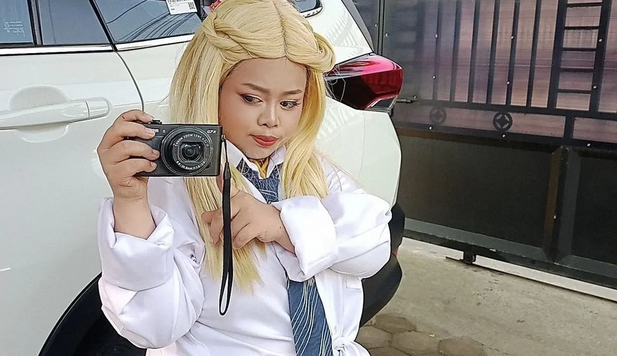Sementara untuk bawahannya, Kekeyi memakai skirt kotak-kotak. (FOTO: instagram.com/rahmawatikekeyiputricantikka23/)