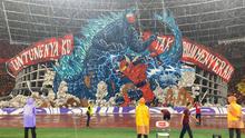 Koreografi raksasa dari suporter La Grande bergambar raksasa bergambarkan pertarungan antara Gundala dan Godzilla, serta tulisan "Untungnya Ku Tak Pilih Menyerah" di sisi kiri dan kanannya saat laga lanjutan putaran ketiga Grup C Kualifikasi Piala Dunia 2026 antara Timnas Indonesia melawan Jepang di Stadion Utama Gelora Bung Karno (SUGBK), Senayan, Jakarta, Jumat (15/11/2024). (Bola.com/Bagaskara Lazuardi)