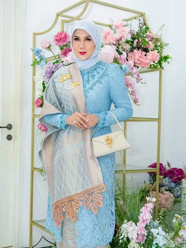 Potret Marini Zumarnis Pakai Kebaya Panjang Modern