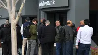 Orang-orang berbaris di luar kantor Silicon Valley Bank di Santa Clara, California, Senin (13/3/2023). Perusahaan perbankan ini mengalami krisis pada Jumat (11/3/2023), sehingga terjadi kebangkrutan yang dialami SVB dan salah satunya karena krisis modal. (Justin Sullivan/Getty Images/AFP)