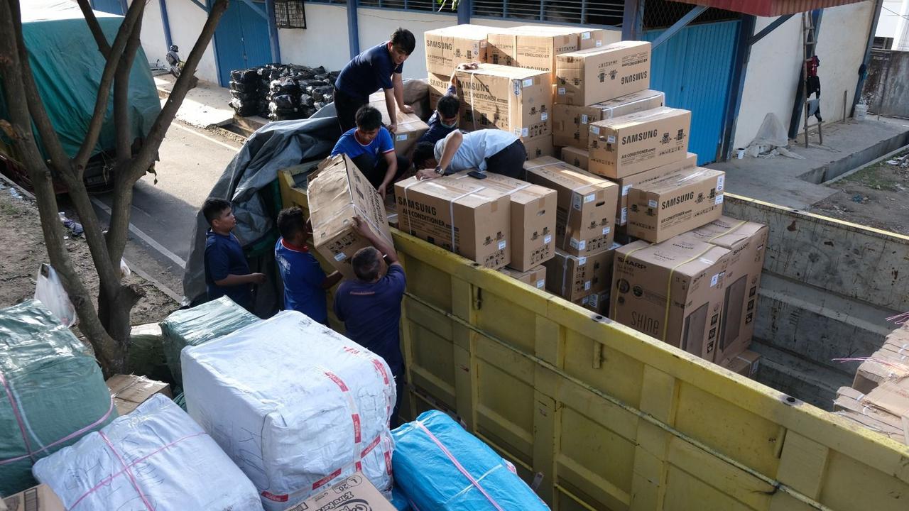 Bea Cukai Batam Amankan 5 Truk Berisi Barang Bekas Impor dari Malaysia ...